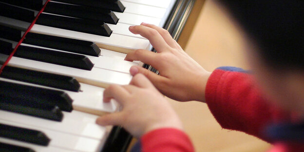 Kinderfinger, die klavier spielen