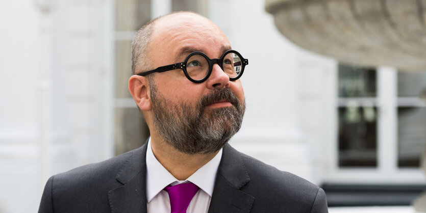 Carlos Ruiz Zafón mit Brille schaut nach rechts oben