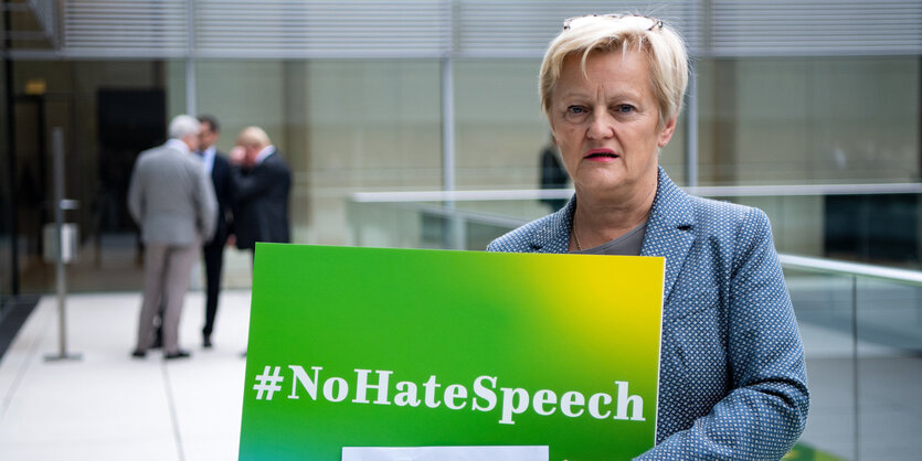 Renate Künast hält Schild hoch: "#NoHateSpeech".