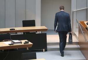 ein mann verlässt das Abgeordnetenhaus ein mann verlässt das Abgeordnetenhaus