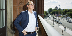 Berlins Regierender Bürgermeister Michael Müller dem Freien zugewandt auf dem Balkon vor seinem Amtszimmer