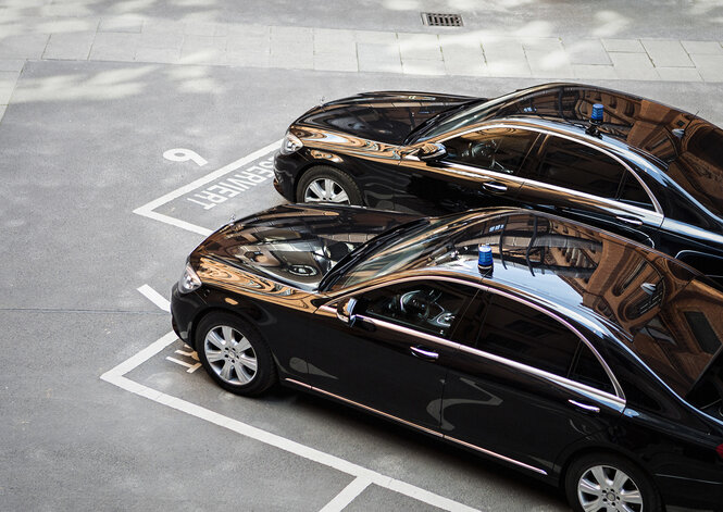 Schwarze Karossen der Nicht-billig-Klasse parken im Hof des Roten Rathauses in Berlin