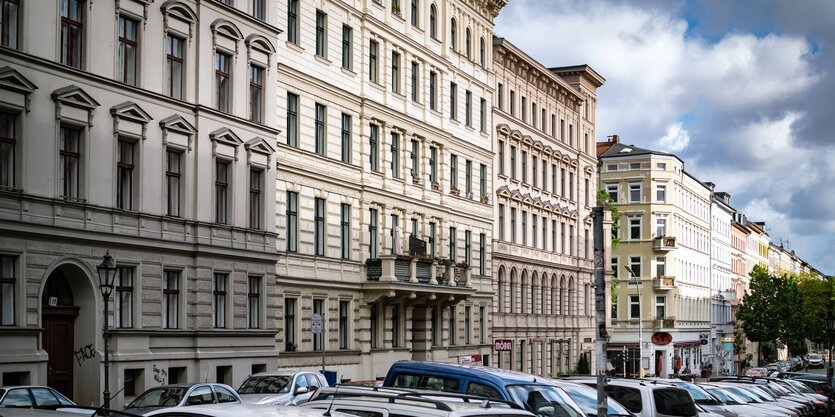 Typische Altbau-Häuserfassaden im Stadteil Kreuzberg, hier in der Bergmannstraße