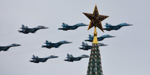 Kampfflugzeue im Himmel überv dem Kreml