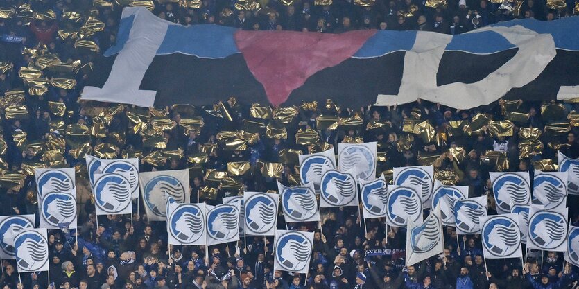 Bergamo-Fußballfans im Stadion mit Choreo