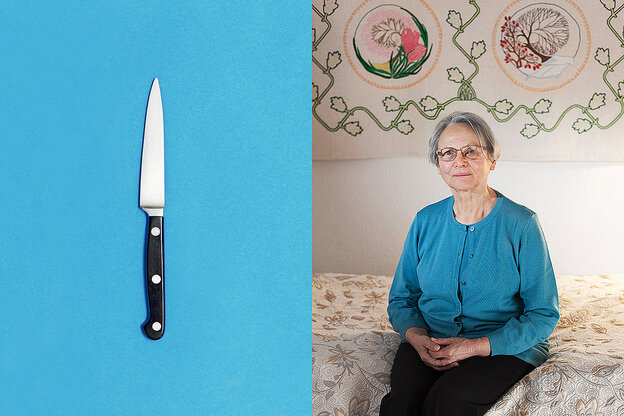 Eine alte Frau im strahlend blauen Twinset sitzt auf einem Bett , daneben ein Messer