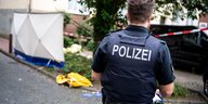EIn Polizist steht am mittlerweile abgesperrten Ort des tödlichen Schusses in Bremen Gröpelingen