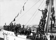 Schwarz-weiß-Bild eines deutschen Schiffes mit vielen Soldaten an Bord