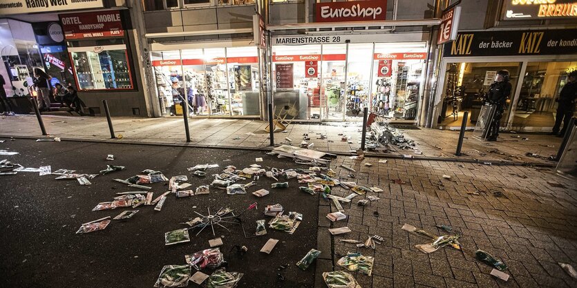 Waren vor einem geplünderten Geschäft