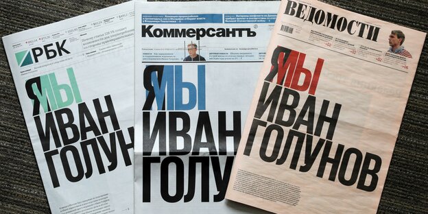 Drei russische Tageszeitungen liegen auf einem Tisch