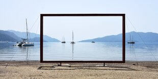 an einem Strand steht ein großer Metallrahmen