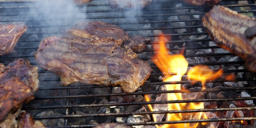 Fleisch liegt auf dem Grill