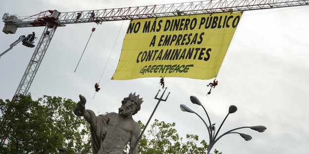 "Keine öffentlichen Gelder mehr für verschmutzende Unternehmen" steht auf Spanisch auf einem riesigen Transparent in 50 Metern Höhe