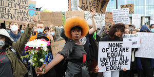 Aktivist*innen bei einer Black-Lives-Matter-Demonstration.