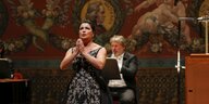 Opernsängerin Anna Netrebko singt, dahinter spielt Sebastian Römisch Oboe