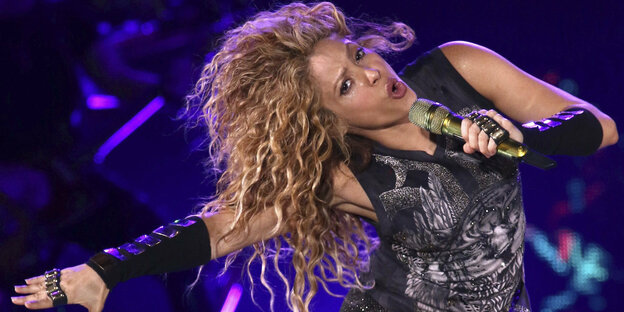 Shakira tanzt bei einem Auftritt