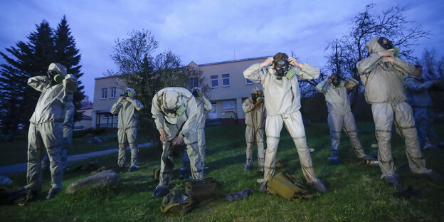Soldat:innen ziehen sich Schutzkleidung an Soldat:innen ziehen sich Schutzkleidung an