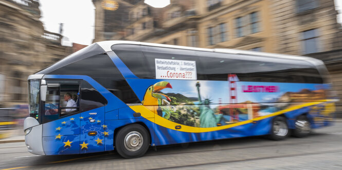 Ein bus fährt durch Dresden