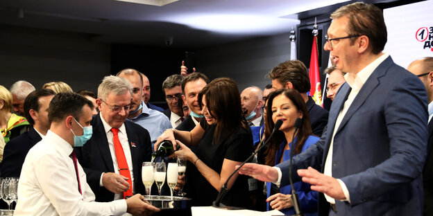 Vučić lässt sich mit Sekt feiern