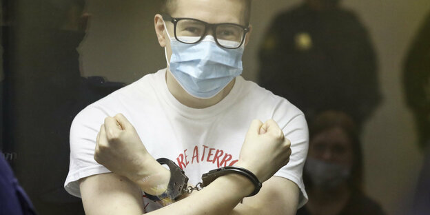 Viktor Filinkow, einer der beiden Angeklagten,gefesselt und mit Mundschutz