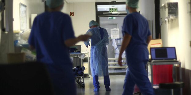 Ärzte stehen in einem Gang eines Krankehauses