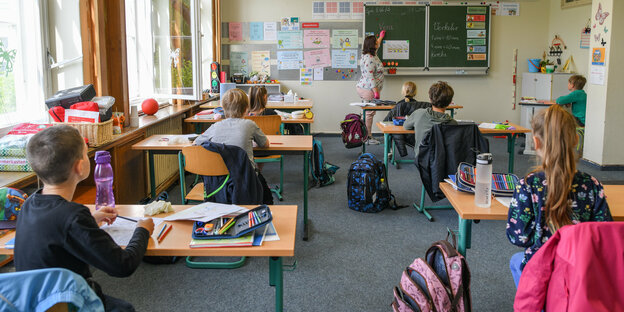 Schulkinder werden in einem Klassenraum einer Grundschule unterrichtet.