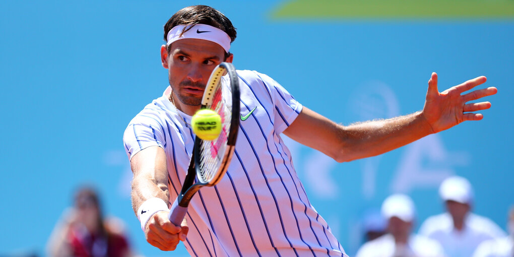 Ein Mann beim Tennisspiel