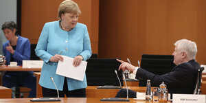 Merkel stehend, Seehofer sitzend