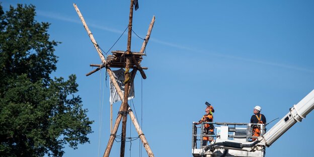 Mit einem Holzvollernter wird ein «Dreifuß» von Umweltaktivisten im Hambacher Wald abgerissen. Die Polizei hat in dem von Umweltaktivisten besetzten Wald mit weiteren Aktionen begonnen. F