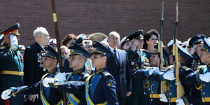 Putin schaut die vorbeiziehende Ehrengarde an