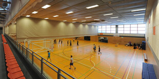 Kinder beim Aufwärmen in einer Turnhalle in Münster.