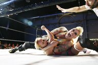 Zwei Wrestlerinnen am Boden