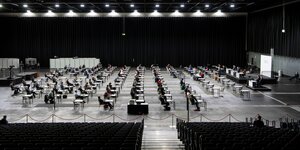 Blick in den provisorischen Sitzungssaal der Bremischen Bürgerschaft in den Messehallen: Die CDU ist die größte Fraktion.