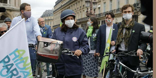Anne Hidalgo ,Bürgermeistern macht Wahlkampf mit dme Fahrrad
