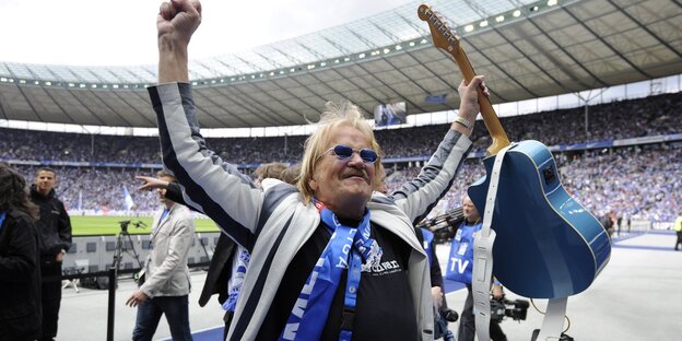 Frank Zander mit seiner blauen Hertha-Gitarre im vollen Berliner Olympiastadion