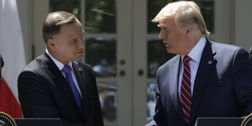 Donald Trump und Andrzej Duda geben sich die Hand