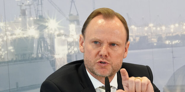 Der SPD-Innensenator von Hamburg, Andy Grote, gestikuliert bei einer Pressekonferenz im Juli 2019.