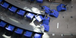 Blaue Sitze im Bundestag werden ummontiert