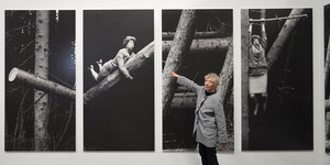 Die Künstlerin Anna Blume vor der Fotoarbeit "Im Wald" von ihr und Bernhard Blume