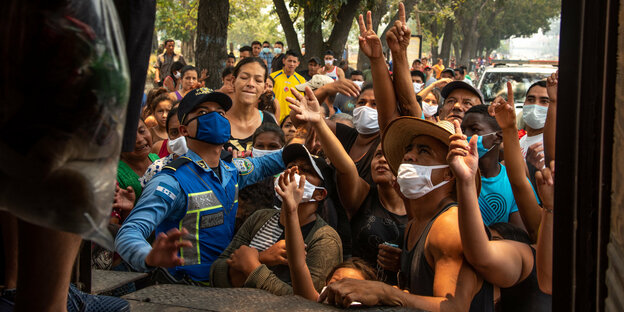 Mitarbeiter*innen einer NGO verteilen in Honduras während der Coronakrise Tüten mit Lebensmitteln