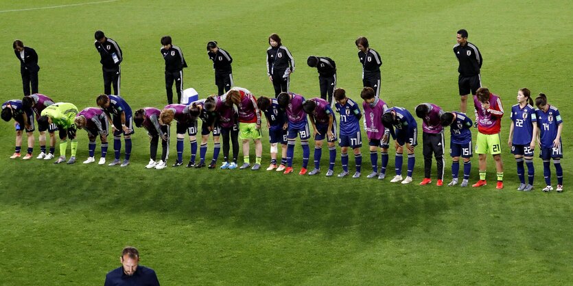 Frauenfußballteam verneigt sich vor Fans