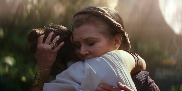Filmstill: Zwei Frauen umarmen sich