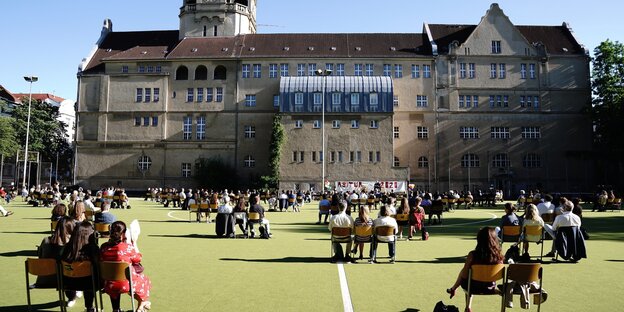 Eine Abiturverleihung auf dem Sportplatz einer Schule