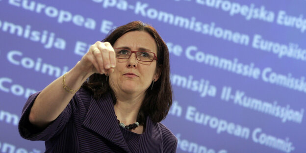 Cecilia Malmström gestikuliert