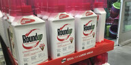 an Francisco: Behälter mit Roundup, ein glyphosathaltiges Unkrautvernichtungsmittel von Monsanto, stehen in einem Regal in einem Geschäft.