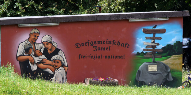 Auf einer Hauswand in Jamel bei Wismar ist der Schriftzug "Dorfgemeinschaft Jamel frei-sozial-national" zu sehen.