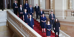 Die Mitglieder des Hamburger Senats im Treppenhaus der Bürgerschaft