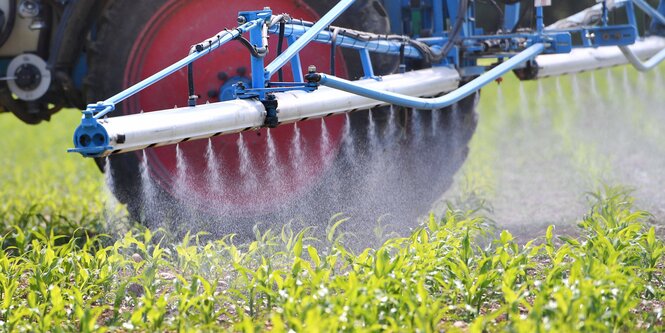 Pflanzenschutzmittel wird auf ein Feld gesprüht