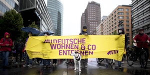 Eine Demo für die Enteignung großer Immobilien-Konzerne läuft durch die Häuser-Schluchten am Potsdamer Platz