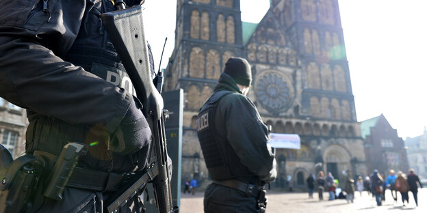 Zwei Polizisten, einer davon mit Waffe in der Hand, auf dem Bremer Marktplatz bei einem Terroralarm 2015